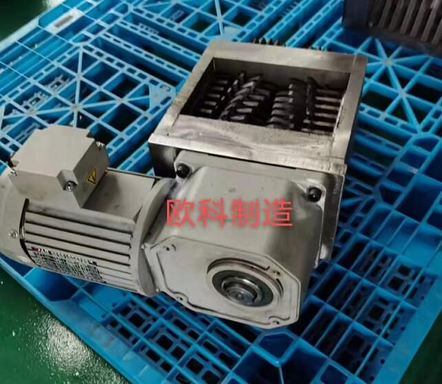 歐科制造撕碎機(jī)應(yīng)用SGF小型直角減速機(jī).jpg