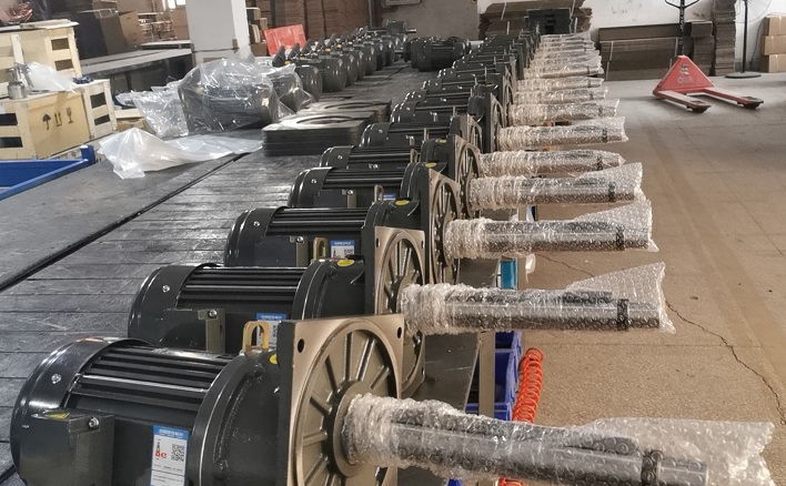 士元廠家出貨一批粉碎機減速機.jpg 士元廠家出貨一批粉碎機減速機.jpg