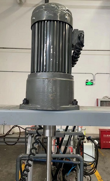 士元GV立式齒輪減速電機應用在立式攪拌設備上.jpg 士元GV立式齒輪減速電機應用在立式攪拌設備上.jpg
